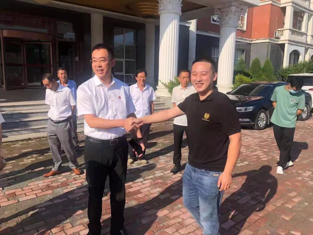 巩固脱贫攻坚成果，，，，，助力乡村振兴——龙8头号玩家集团向岫岩县黄花甸镇关门山村送驻村干部工作(图2)