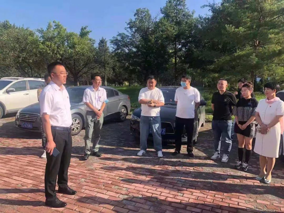 巩固脱贫攻坚成果，，，，，助力乡村振兴——龙8头号玩家集团向岫岩县黄花甸镇关门山村送驻村干部工作(图3)