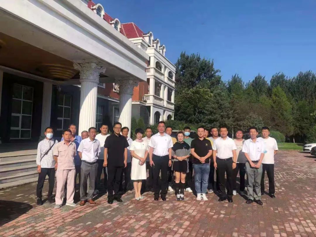 巩固脱贫攻坚成果，，，，，助力乡村振兴——龙8头号玩家集团向岫岩县黄花甸镇关门山村送驻村干部工作(图1)